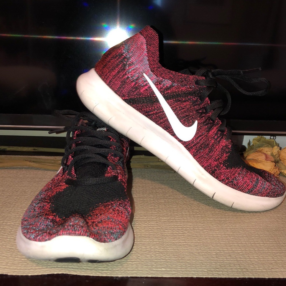 Nike flyknit free runs